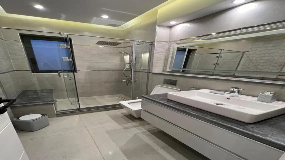 Luxury Apartment with Modern Amenities in Prime Location