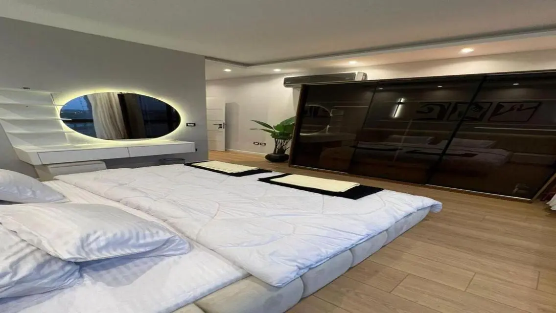 Luxury Apartment with Modern Amenities in Prime Location