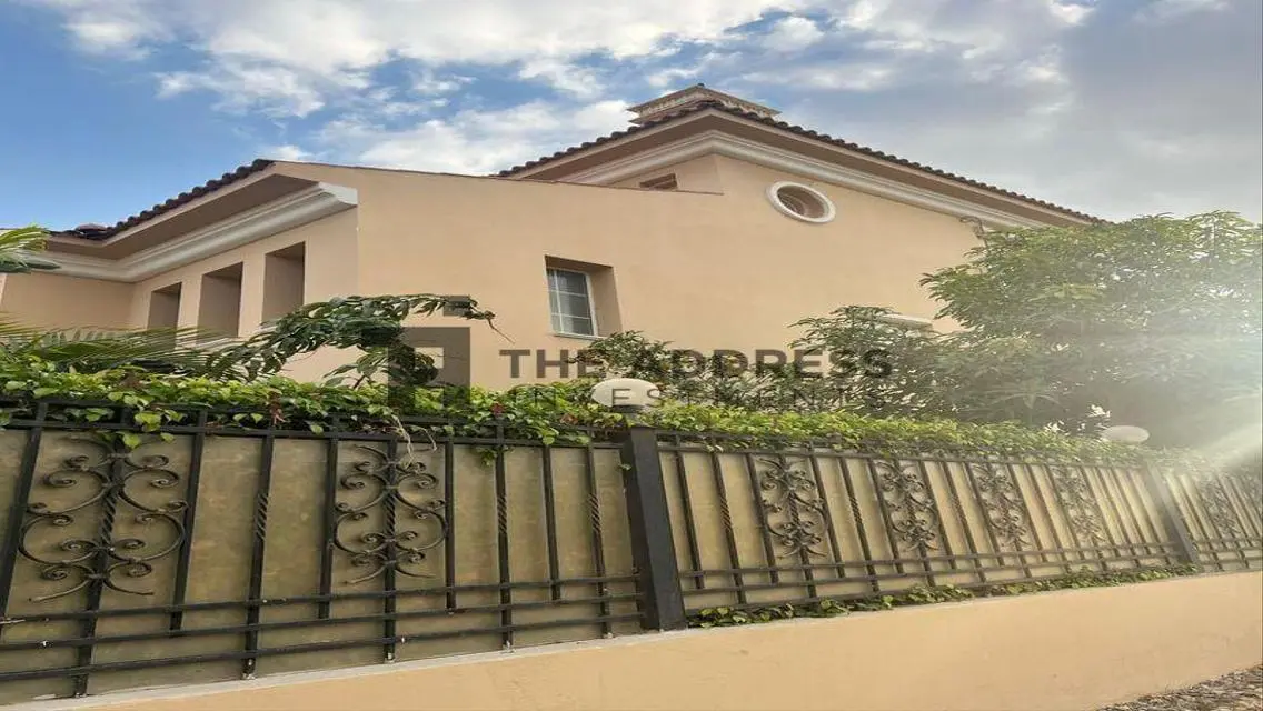 Luxury Villa for Sale in New Cairo with Private Pool and Garden