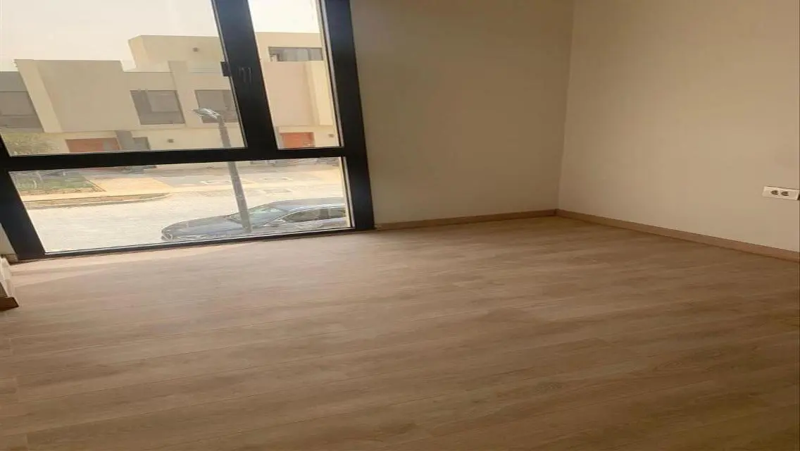 شقة فاخرة بمساحة 20000 متر للبيع
