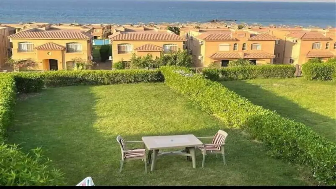 فيلا فاخرة مع حديقة خاصة ومسبح للبيع