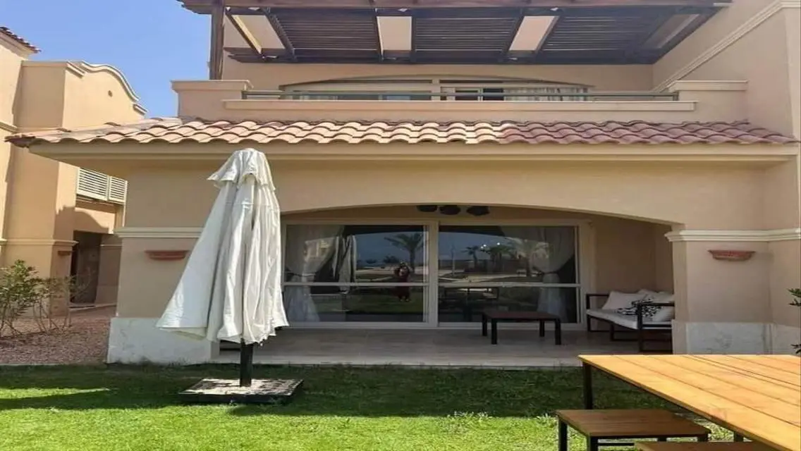 فيلا فاخرة مع حديقة خاصة ومسبح للبيع