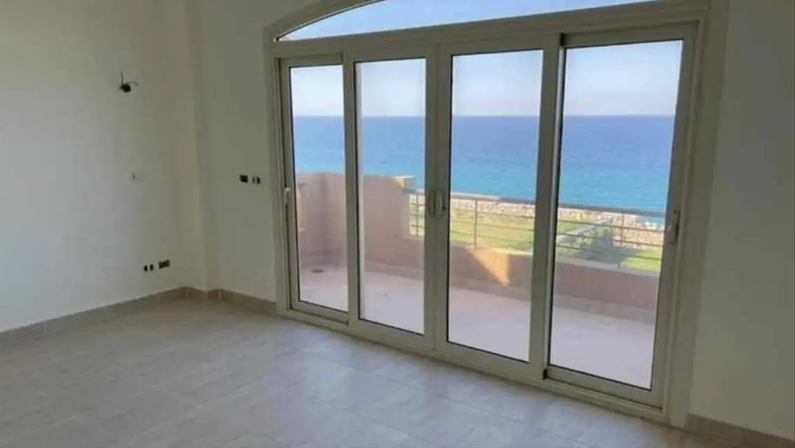 فيلا فاخرة مع حديقة خاصة ومسبح للبيع