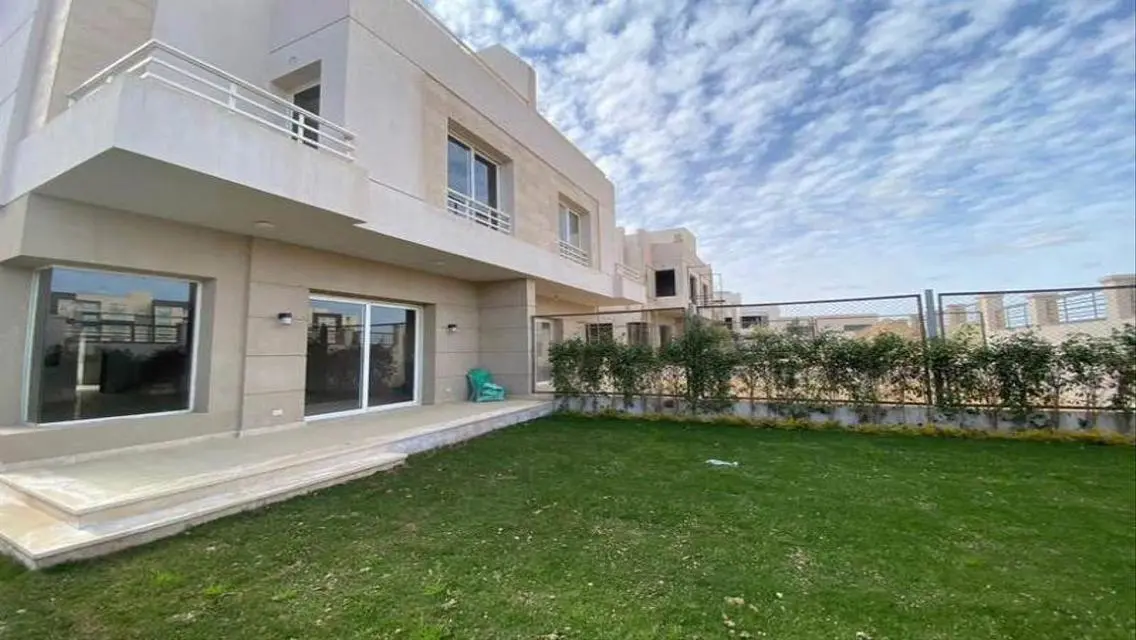عقار فاخر للبيع مع حديقة وشرفة