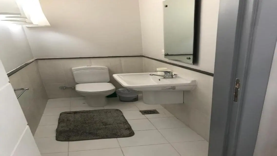 شقة فاخرة بمساحة واسعة مع حارس أمن