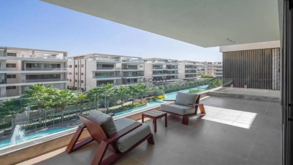 Stunning Apartment Overlooking Lakes in the City Center