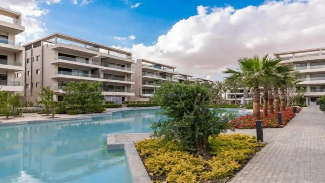 Stunning Apartment Overlooking Lakes in the City Center