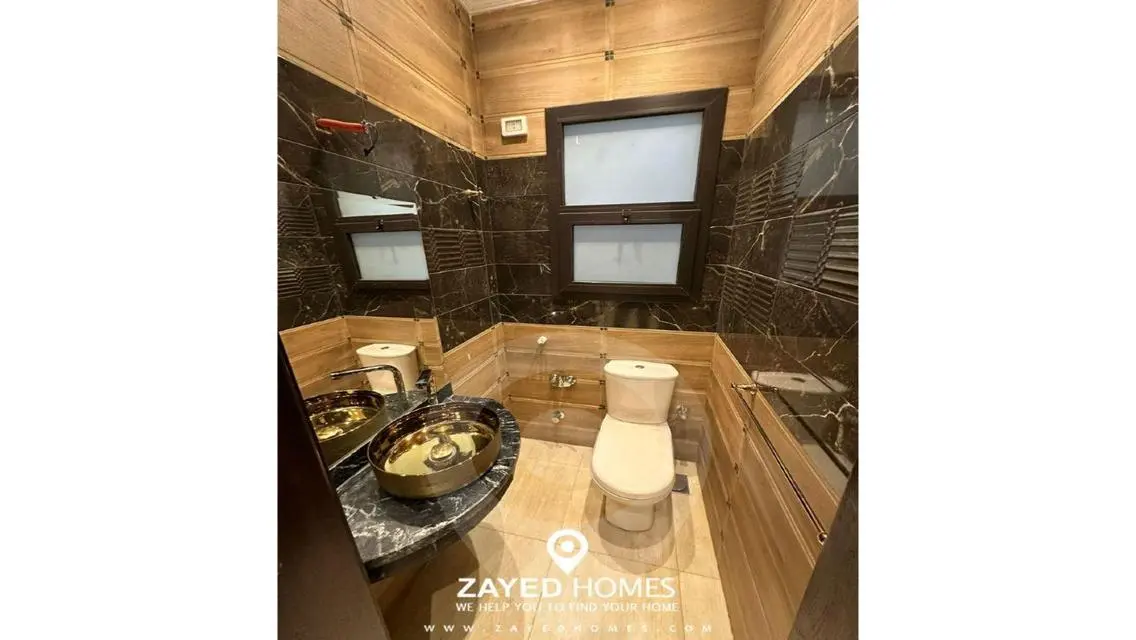 شقة سكنية فاخرة مع شرفة ونادي صحي