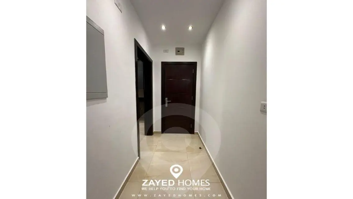 شقة سكنية فاخرة مع شرفة ونادي صحي