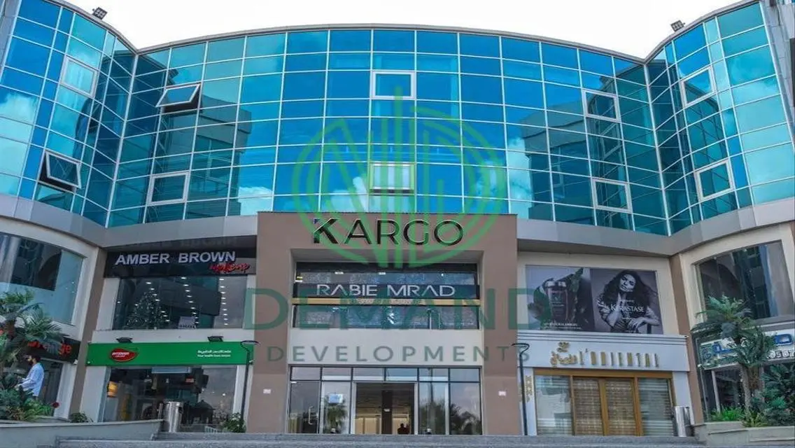شقة فاخرة بأفضل موقع مع موقف مغطى