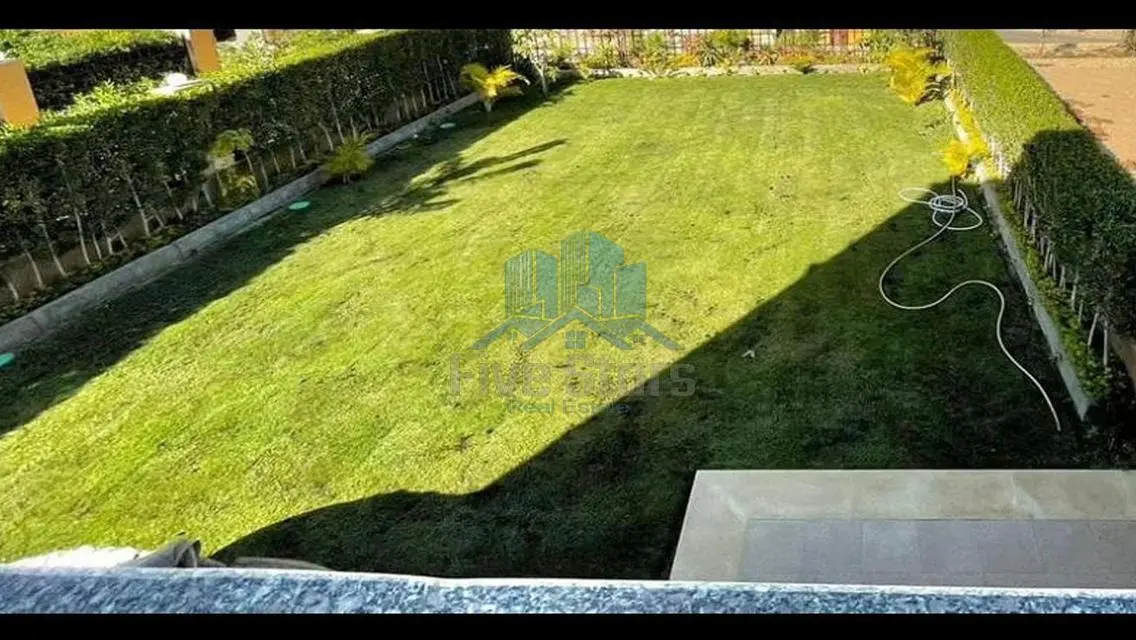 فيلا فاخرة مع مسبح خاص وحديقة في قلب المدينة