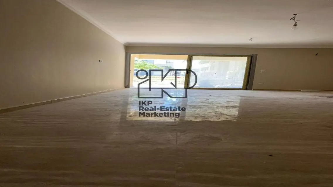 Stunning Apartment with Private Garden and Landmark View