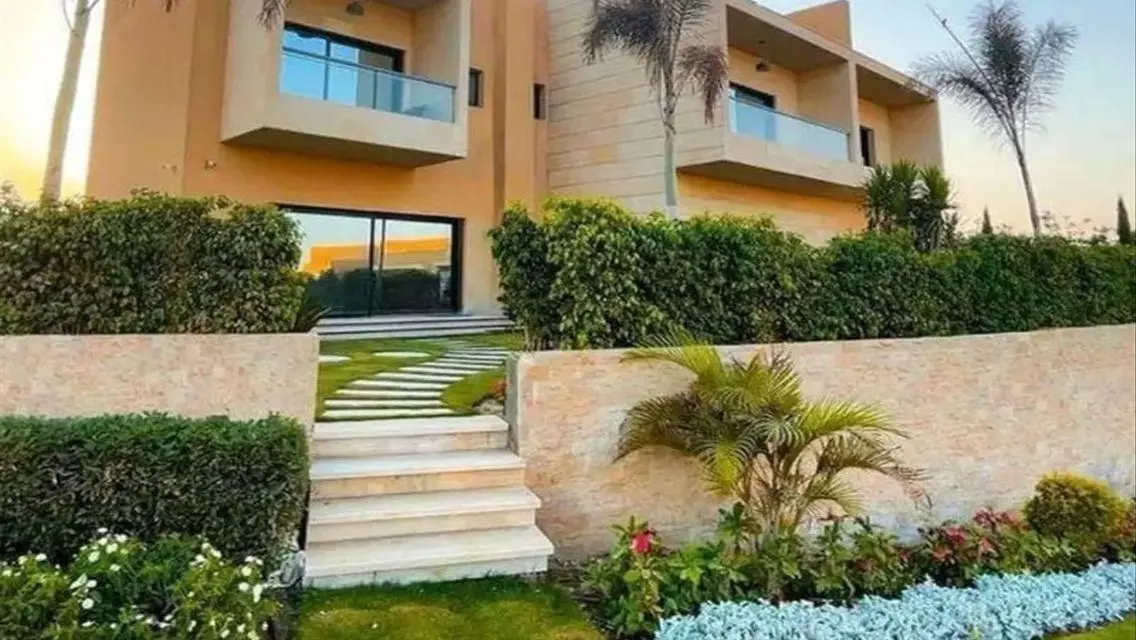 فيلا فاخرة للبيع مع مسبح وحديقة خاصة