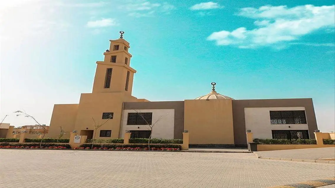 فيلا فاخرة للبيع مع مسبح وحديقة خاصة