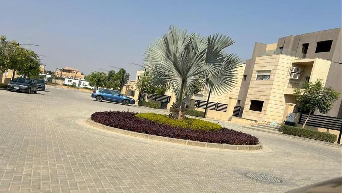 فيلا فاخرة للبيع مع مسبح وحديقة خاصة