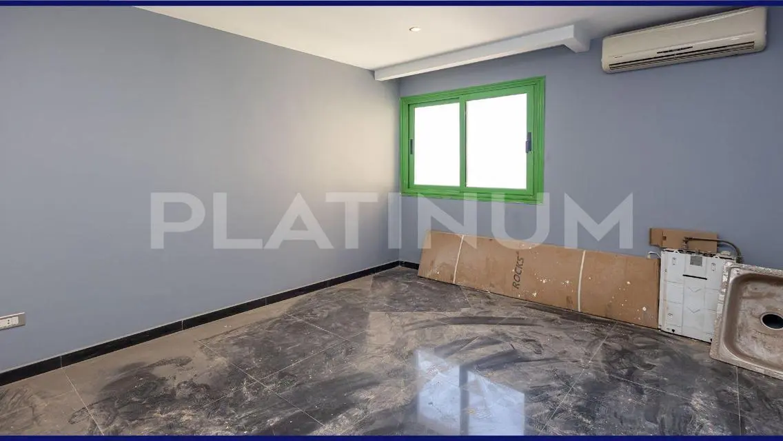 وحدة بعمارة حديثة بجوار البحيرات