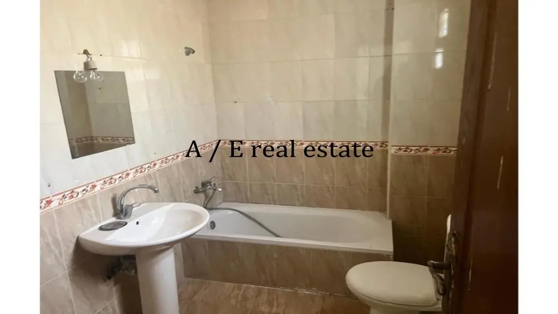 شقة رائعة مع شرفة وتجهيزات مطبخ