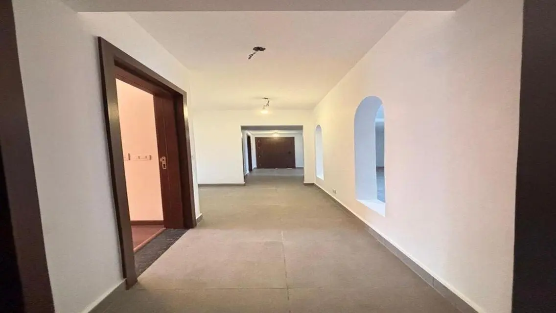 شقة فاخرة بمساحة واسعة ونمط حياة راقٍ