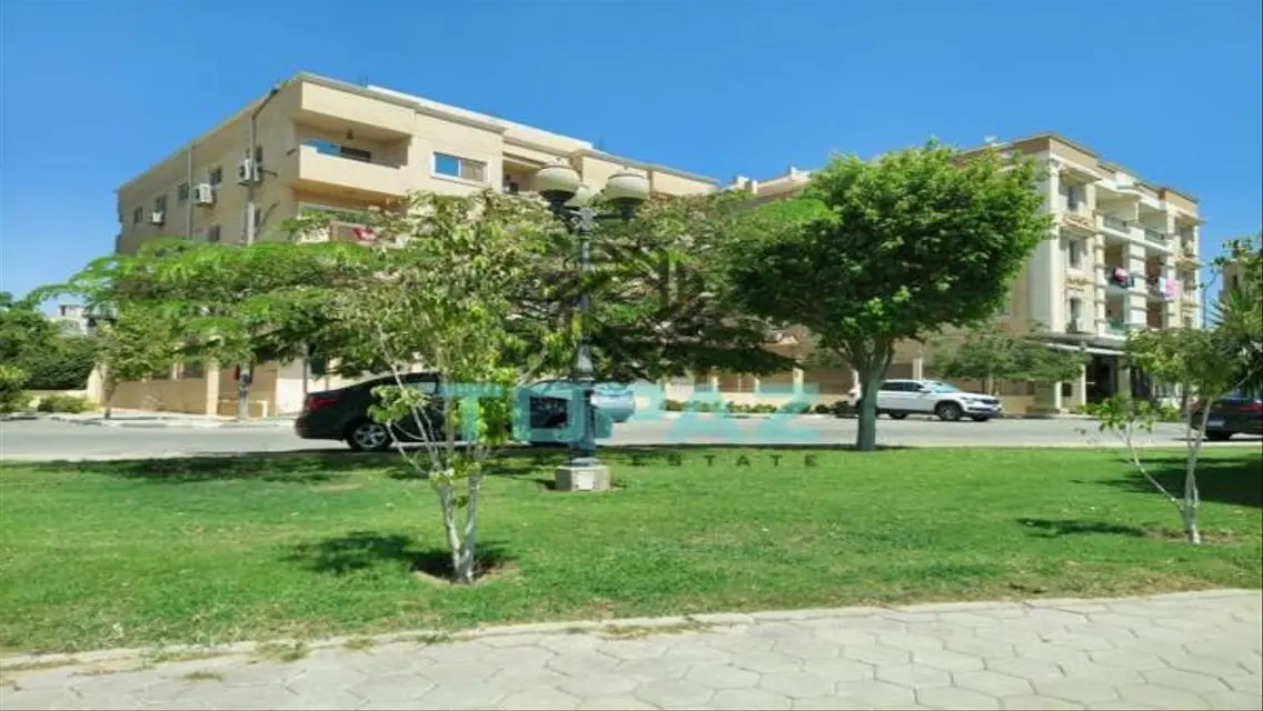 شقة فاخرة بمساحة واسعة للبيع