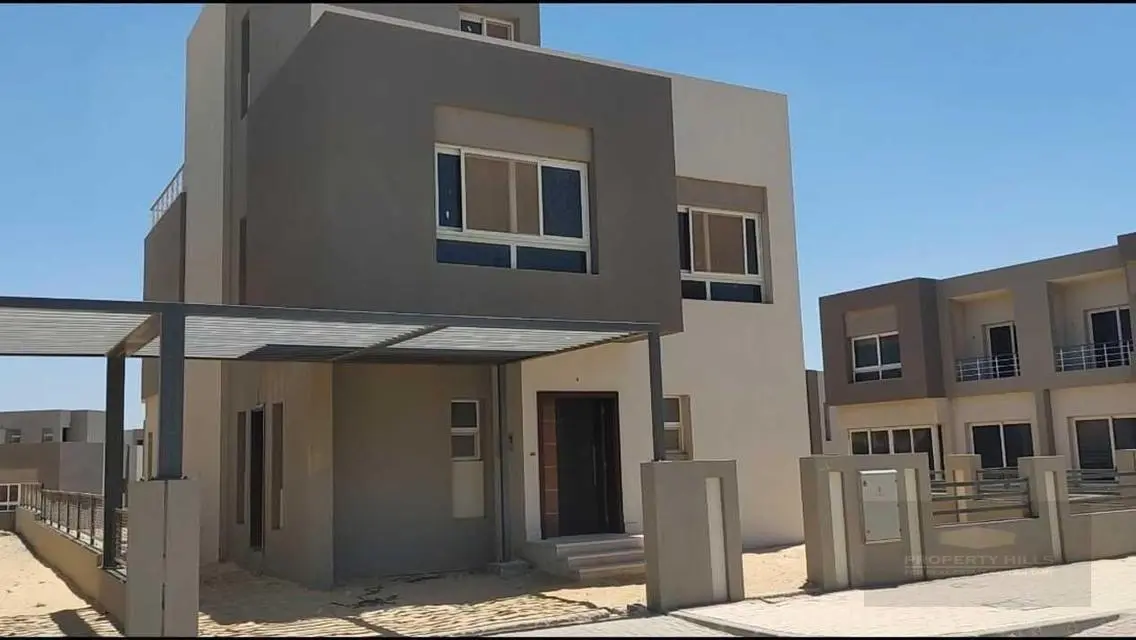 منزل فاخر بمساحة واسعة مع حديقة ومسبح خاص