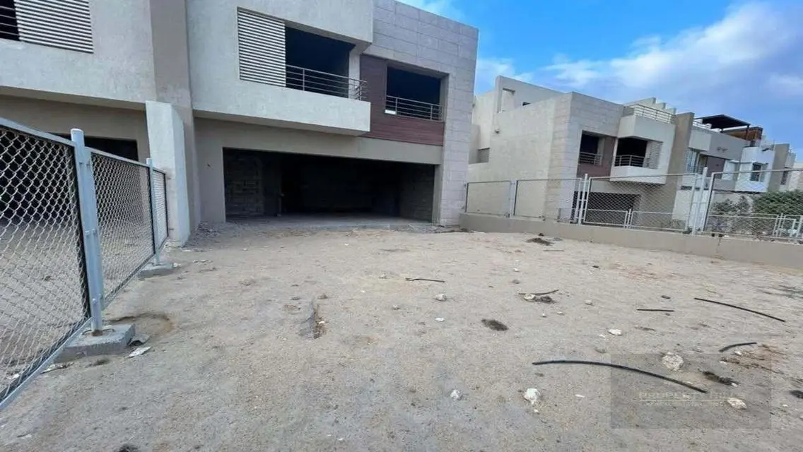 منزل فاخر بمساحة واسعة مع حديقة ومسبح خاص
