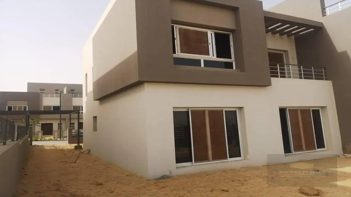 منزل فاخر بمساحة واسعة مع حديقة ومسبح خاص