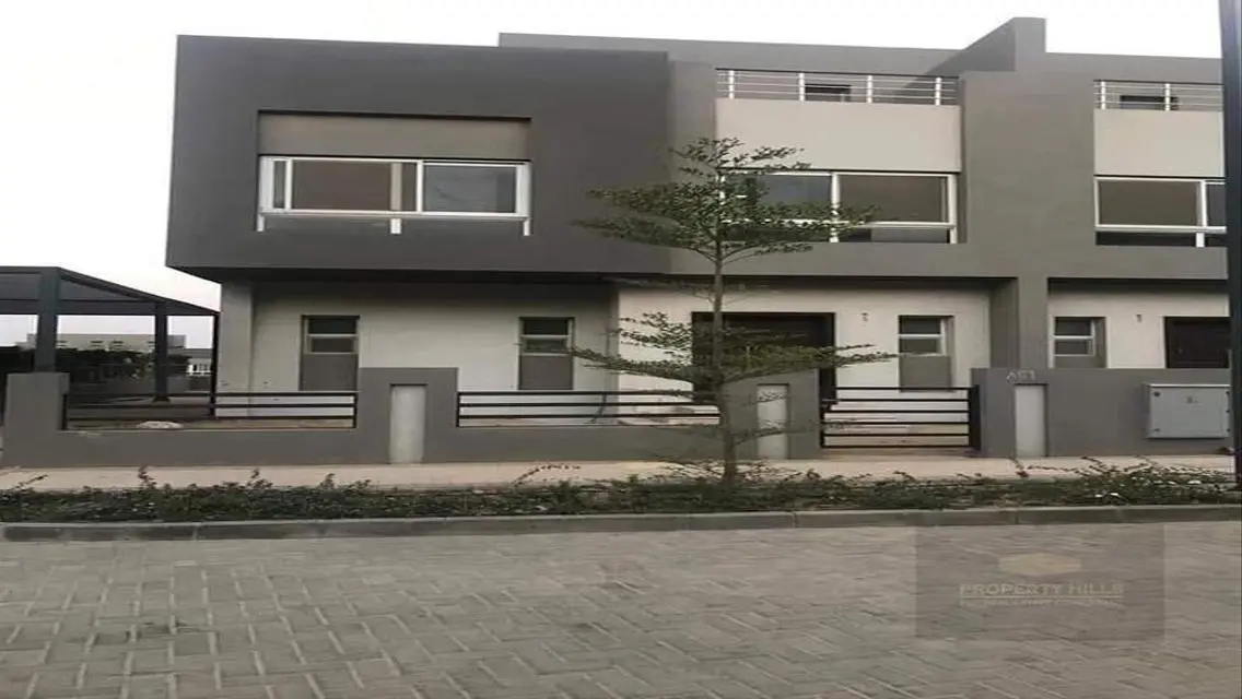 منزل فاخر بمساحة واسعة مع حديقة ومسبح خاص