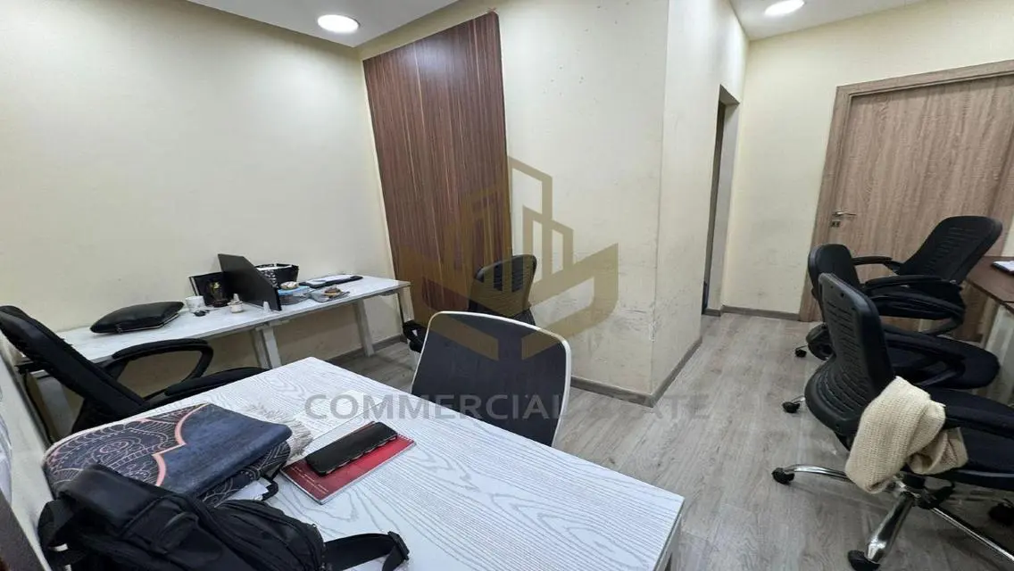 مساحة تجارية للإيجار في الدولة 8
