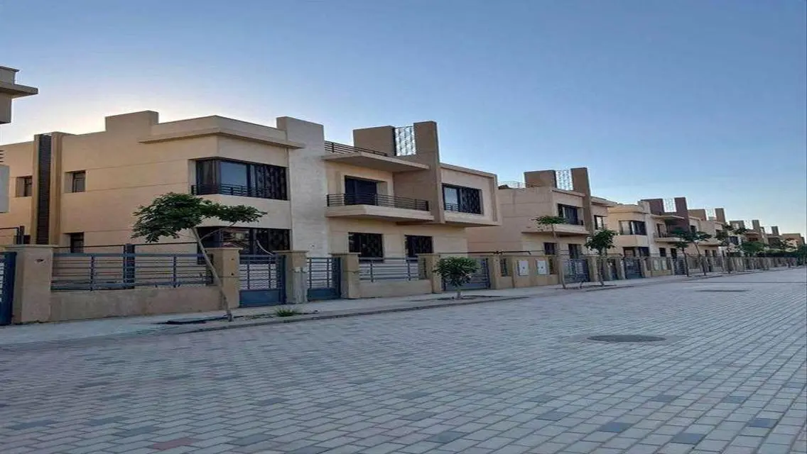 فيلا فاخرة للبيع مع إطلالة على البحيرات