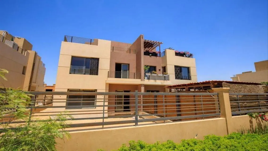 فيلا فاخرة للبيع مع إطلالة على البحيرات