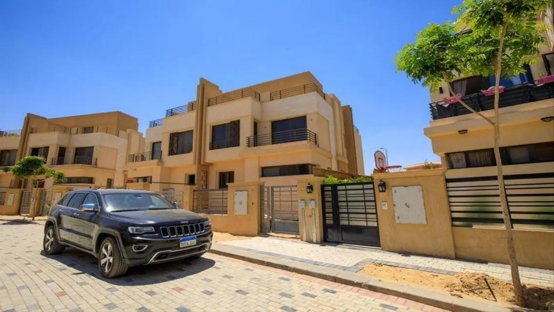 فيلا فاخرة للبيع مع إطلالة على البحيرات