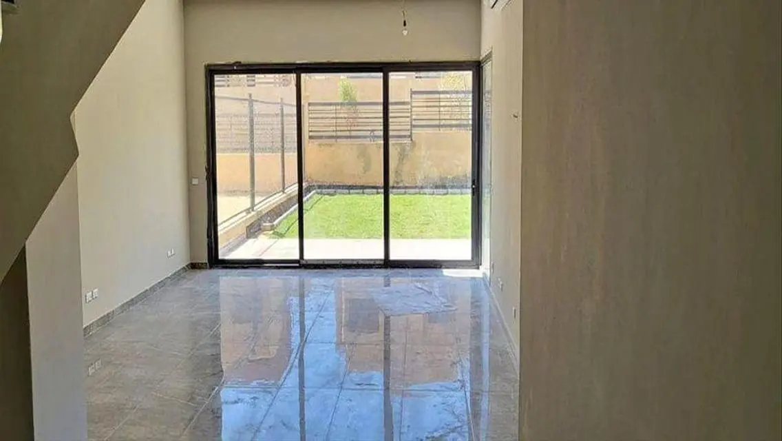 فيلا فاخرة للبيع مع إطلالة على البحيرات