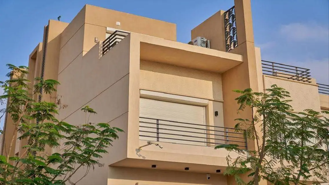 فيلا فاخرة للبيع مع إطلالة على البحيرات