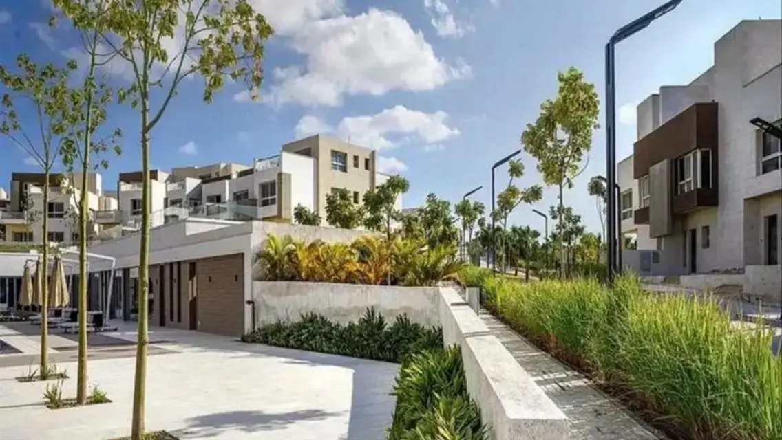 Luxury Apartment with Pool and Scenic Lake View