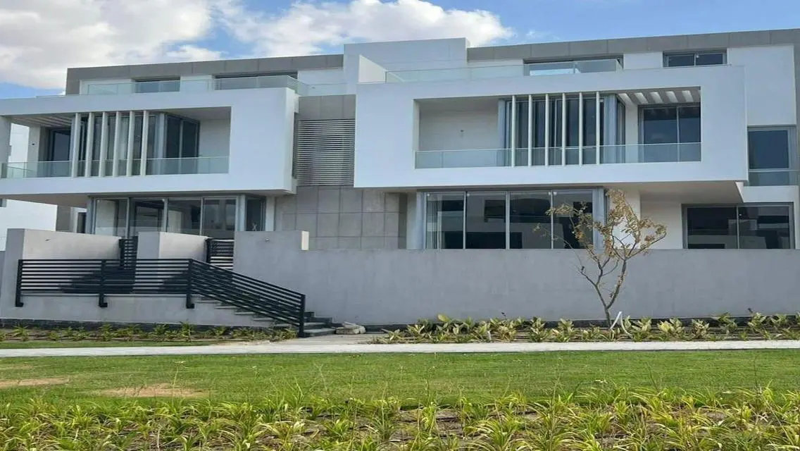 Luxury Apartment Overlooking Lakes with Balcony and Shared Pool