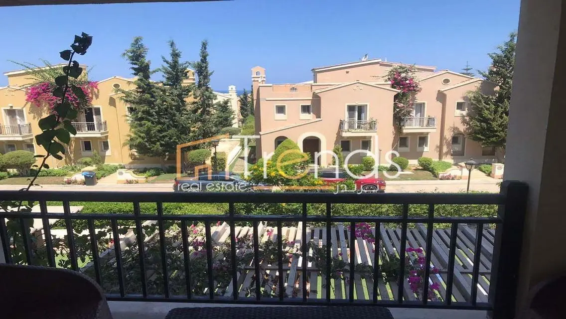 شقة فاخرة بمساحة واسعة للبيع ببحيرات