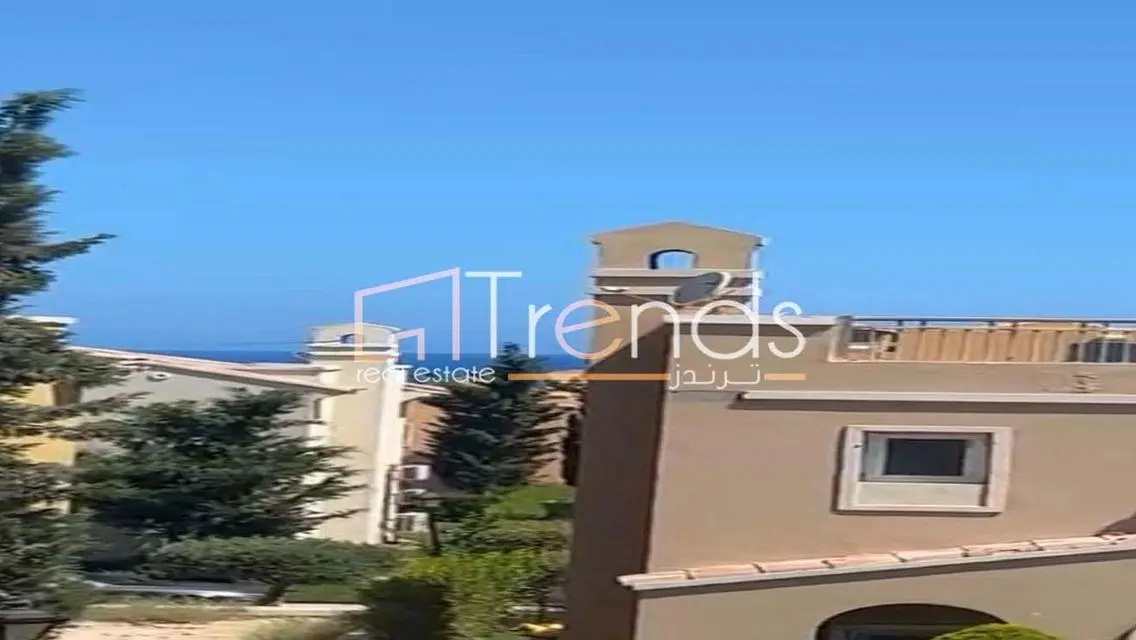 شقة فاخرة بمساحة واسعة للبيع ببحيرات
