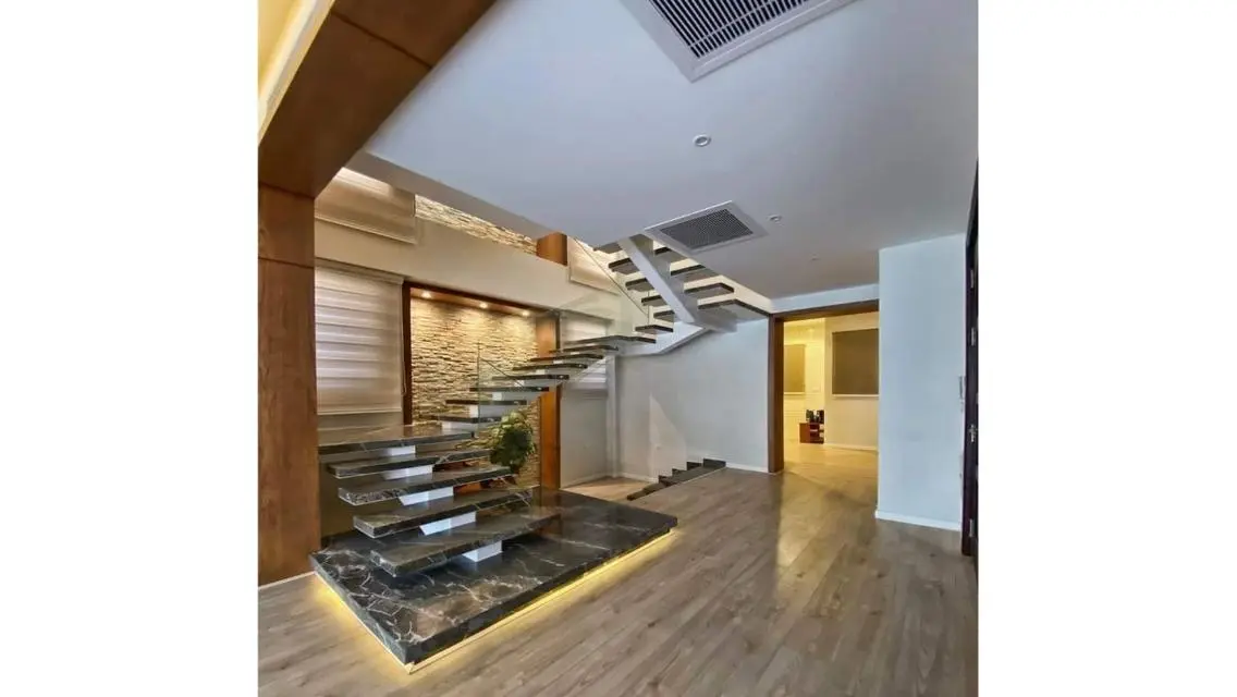 شقة فاخرة للبيع بتصميم عصري وإطلالة خلابة على البحيرات