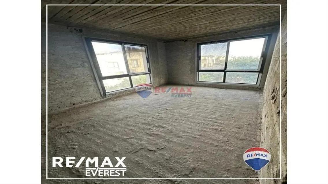 شقة فاخرة مع غرفة دراسة وأماكن متميزة للبيع