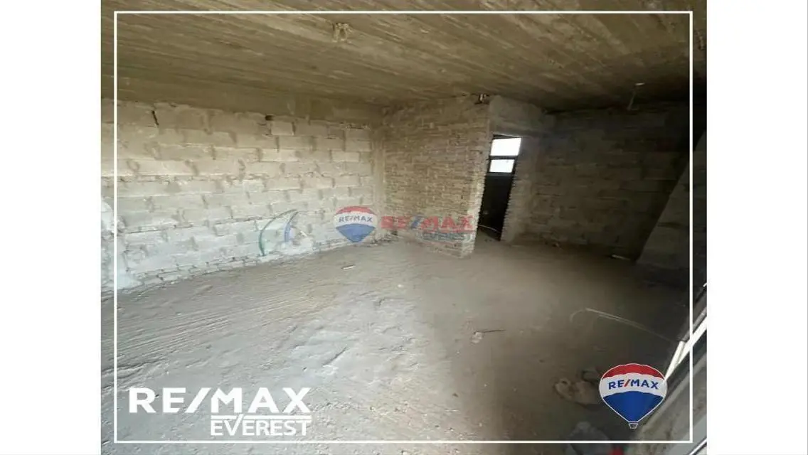 شقة فاخرة مع غرفة دراسة وأماكن متميزة للبيع