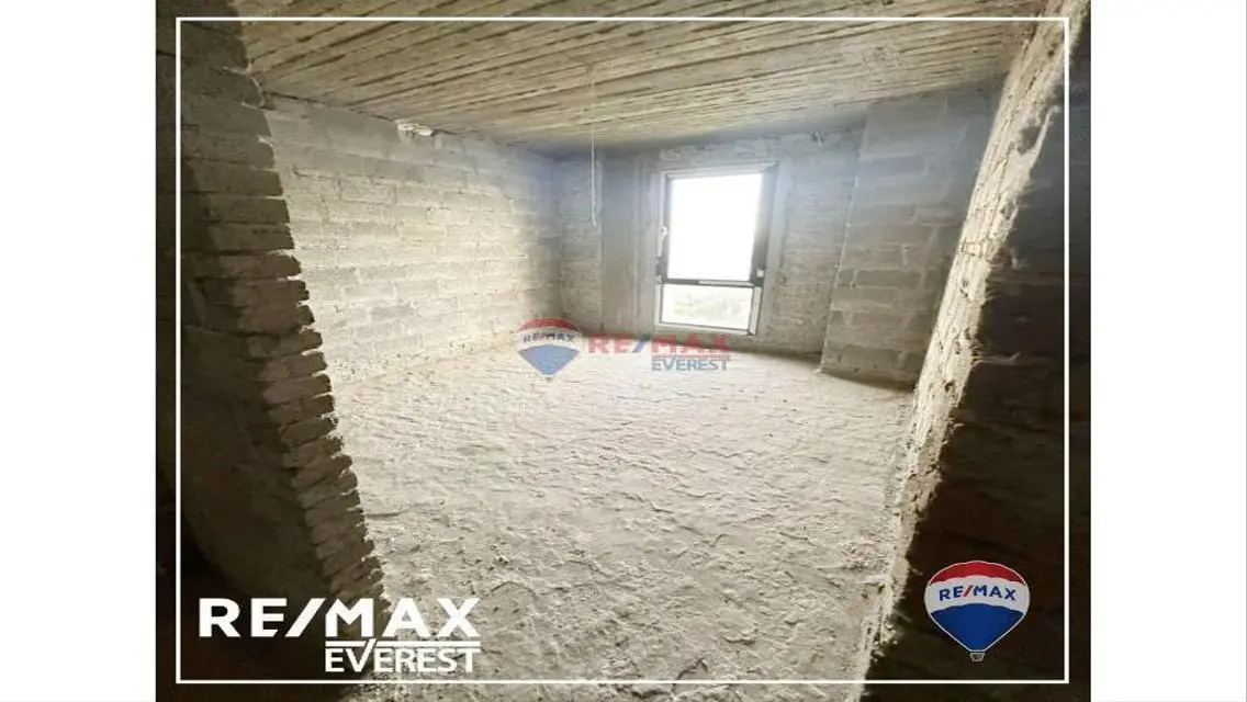 شقة فاخرة مع غرفة دراسة وأماكن متميزة للبيع