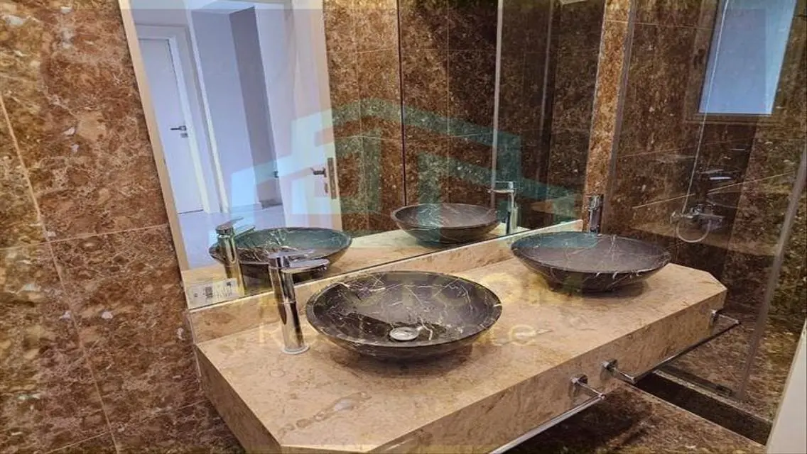 شقة فاخر للبيع بمساحة واسعة