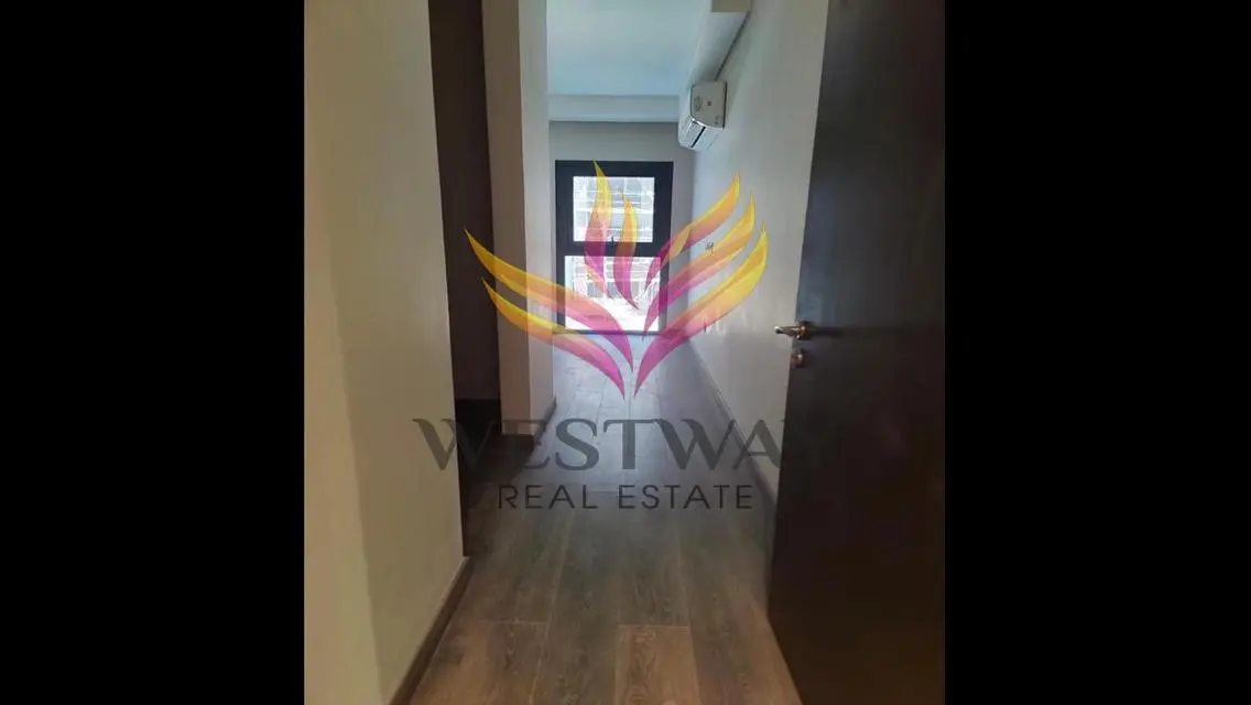 شقة رائعة مع شرفة تطل على معلم رئيسي