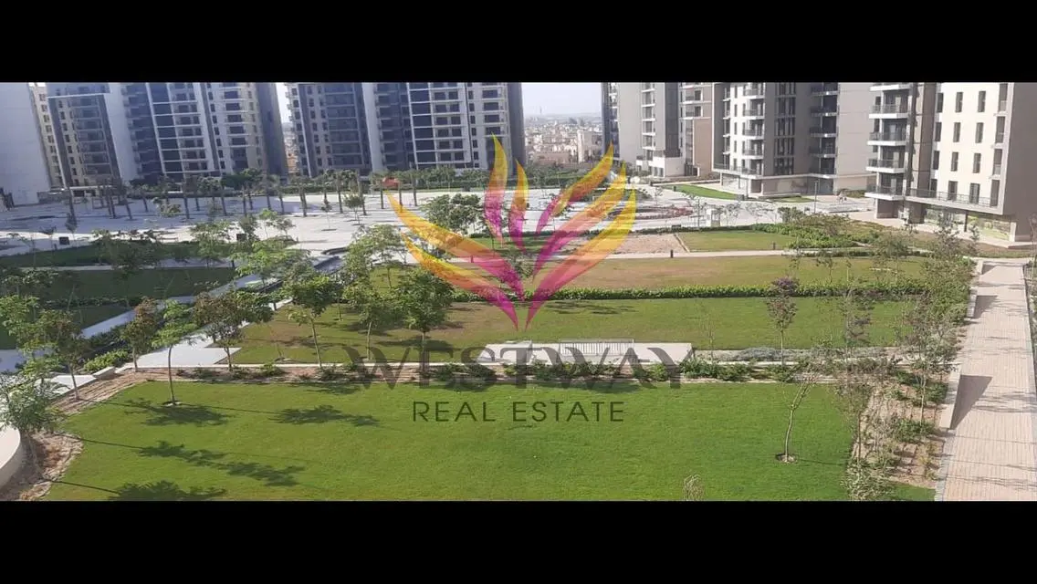 شقة رائعة مع شرفة تطل على معلم رئيسي