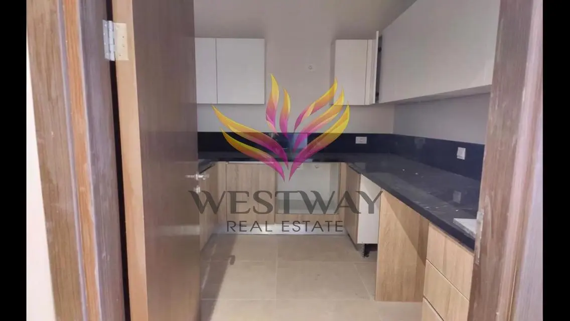 شقة رائعة مع شرفة تطل على معلم رئيسي
