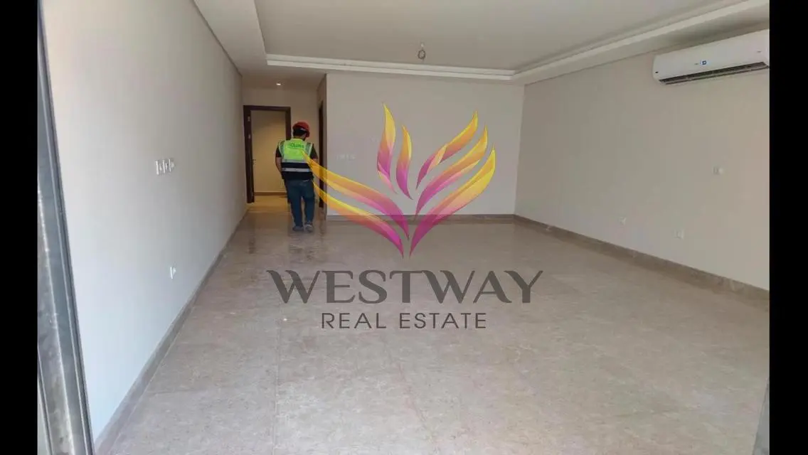 شقة رائعة مع شرفة تطل على معلم رئيسي