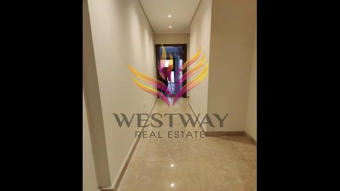 شقة رائعة مع شرفة تطل على معلم رئيسي