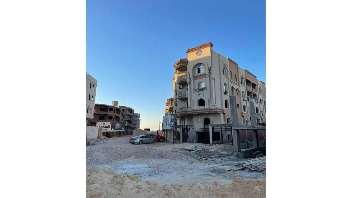 شقة فاخرة للبيع مطلة على بحيرات مع معالم رئيسية