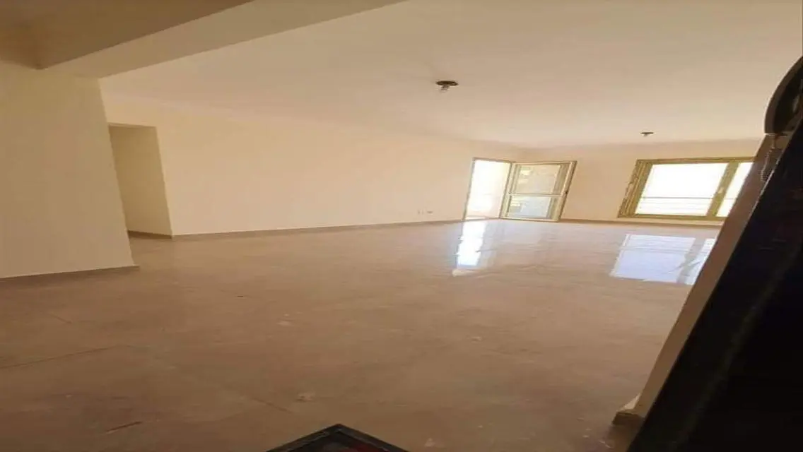 Luxury Apartment in Sheikh Zayed with Stunning Views
