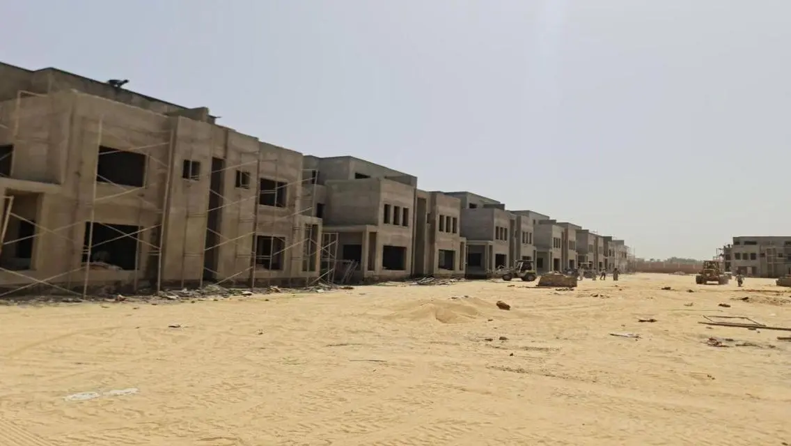 منزل فاخر مع حديقة ومسبح مشترك للبيع